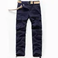 Strapazierfähige dunkelblaue Cargo-Hose für Herren mit vielen Taschen und Segeltuchgürtel - 38 / Marineblau (Unterteil)
