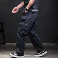 Herren Cargo-Hose in Dunkelblau aus gewaschener Baumwolle mit gerader Passform - M / Gerader Cargo-Stil (215) / Schwarz