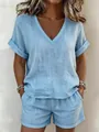 Detalle de conjunto casual azul claro de lino con cuello en V y pantalones cortos - S / Parte Superior e Inferior / Azul