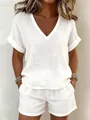 Detalle de conjunto casual blanco para mujer con cuello en V y pantalones cortos - S / Parte Superior e Inferior / Blanco