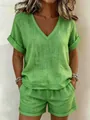 Vista detallada de conjunto casual verde para mujer con cuello en V y pantalón corto - S / Parte Superior e Inferior / Verde