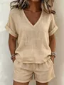 Detalle del conjunto beige de camiseta de manga corta con cuello en V y pantalón - S / Parte Superior e Inferior / Caqui