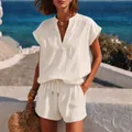 Elegant beige linnen tweedelig setje met V-hals top en korte broek met trekkoord - S / Boven- En Onderstuk / Broken Wit