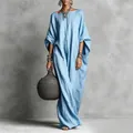Élégante robe maxi caftan bleu clair avec col bateau et accessoires ethniques vintage - S / Haut Et Bas / Bleu