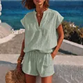 Ensemble deux pièces vert sauge pour femme avec haut col en V et short à cordon. - Vert clair