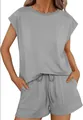 Vista detallada del conjunto de descanso gris con top de cuello redondo y pantalón corto - S / Top Y Pantalón / Gris