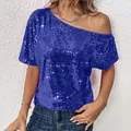 Vue détaillée de la texture de paillettes bleues scintillantes sur ce haut à épaule nue. - S / Hauts / Bleu