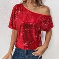 Vue détaillée d'un haut à paillettes rouges à une épaule avec texture scintillante. - S / Hauts / Rouge