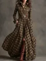 Detail van een Franse vintage geruite maxi-jurk met lange mouwen in warme aardetinten. - S / Dresses / Donkerbruin Olijf Ruitjes
