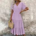 Détail de la robe à volants lavande avec col en V, manches bouffantes et taille froncée - Violet
