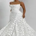 Vue détaillée d'une robe longue à fleurs en dentelle blanche avec bretelles - XS / Haut et Bas / Blanc