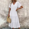 Vue détaillée d'une robe longue blanche à col en V, manches bouffantes et tissu gaufré. - S / Robes / Blanc