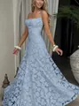 Robe longue bleu clair à fines bretelles avec tissu floral en relief élégant - XS / Haut et Bas / Bleu clair