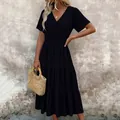 Élégante robe midi noire à volants avec col en V et manches bouffantes de mode. - S / Robes / Noir