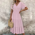Robe midi rose à volants avec un décolleté en V élégant et une taille élastique confortable. - Rose