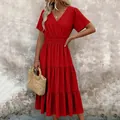 Vue détaillée d'une robe midi rouge à col en V avec des volants et des niveaux. - S / Robes / Rouge