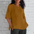 Vue détaillée du chemisier en coton et lin pour femme à col rond plissé en jaune moutarde - S / Hauts / Marron