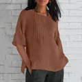 Gros plan d'une chemise décontractée en coton et lin marron à col rond et plis - S / Hauts / Beige