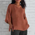 Vista detallada del tejido de algodón y lino y el elegante diseño de cuello en V - S / Tops / Tostado