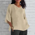 Vista detallada de la blusa beige de lino y algodón con cuello en V y textura de tela natural - Beige