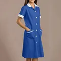 Detailansicht des blauen Pflege-Uniformkleids mit stilvollen weißen Revers und Taschen - Blau