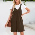 Vue détaillée d'une combinaison marron à col en V pour femme en tissu à texture gaufrée - Marron