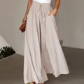 Detailweergave van de elegante losse damesbroek met hoge taille en wijde pijpen in lichtbeige - S / Bottoms / Abrikoos