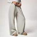 Vista detallada de pantalones de chándal grises de pierna ancha con cordón ajustable - XS / Bottoms / Gris claro