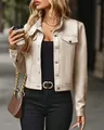 Détail de la veste courte en daim beige dotée d'un col à revers élégant et moderne - S / Hauts / Abricot