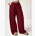 Detalle del pantalón de chándal ancho burdeos forrado de felpa con cordón ajustable - XS / Bottoms / Burdeos