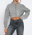 Vue détaillée d'un sweat à capuche court zippé gris pour femme au style décontracté. - S / Hauts / Gris Chiné