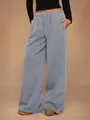 Detalle completo del pantalón de chándal gris de pierna ancha con cintura elástica y cordón - Gris oscuro