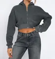 Gros plan d'un sweat à capuche court gris avec fermeture éclair pour femme moderne - S / Hauts / Gris