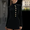 Détail d'une robe noire élégante à manches longues avec boutons dorés et col montant - S / Bas / Noir