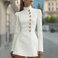 Détail d'une robe blanche élégante à col montant avec des boutons dorés et manches structurées - S / Bas / Blanc