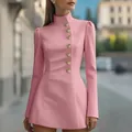 Détail d'une élégante robe courte rose à col montant avec des boutons dorés décoratifs - S / Bas / Rose