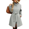 Vista completa de abrigo de lana gris con cuello alto y cintura con cinturón en fondo blanco - S / Tops / Gris