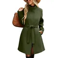 Vista dettagliata dell'elegante cappotto di lana verde scuro con collo alto e cintura - Verde