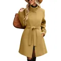 Primer plano de un abrigo de lana vintage para mujer en color camel con cuello alto y cinturón. - S / Tops / Amarillo
