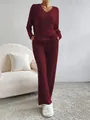 Detalle de conjunto bordeaux de dos piezas de punto acanalado con cuello en V para mujer - Burdeos