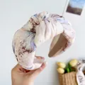 Detaillierte Makroansicht des weichen, geknoteten Haarbandes mit Aquarellmuster - Knoten Stirnband / Lila Tuschewaschung