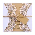 Dettaglio invito tagliato a laser ragnatela con inserto in carta kraft e spago - Bianco e Corda di Canapa / Bianco