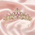 Detailansicht der goldenen Barock-Tiara mit rosa Kristallen auf rosa Seidenstoff - Nr. 1 KC Gold Kleines Modell (Rosa Stein)