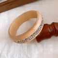 Vintage Retro Holzarmreif mit glänzender Strass-Einlage für einen modischen Look - Holz Eingelegter Strassstreifen / Khaki-Kristalloberfläche