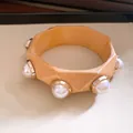 Vintage-Armreif mit Struktur und großen Perlen, modisches Retro-Facettenarmband für Damen - Polygon Breit Künstliche Perle Dekor / Khaki-Weißer Perlenimitat