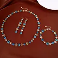 Elegantes rotgoldenes Schmuckset mit bunten Zirkoniasteinen in Tropfen- und Smaragdschliff - Halskette Armband Ohrring 3er Set / Gold-Blau-Grün
