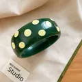 Mutiger grüner breiter Harz-Armreif mit schickem gelbem Polka-Dot-Design für Damen - Polka Dot Stil / Green/Yellow Polka Dot