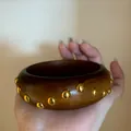 Vintage stijl donkerbruine houten armband met gepolijste gouden studs decoratie - Armband-Bruin (Gouden Klinknagels)