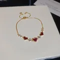 Elegante pulsera de corazón bañada en oro con dijes rojos y circonitas brillantes. - Estilo Corazón Rojo / Dorado-Rojo