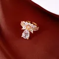 Eleganter verstellbarer Ring mit Zirkonia-Wassertropfenblume und Goldfinish - Gold